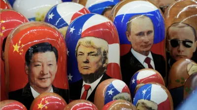 繪有中國國家主席習近平、美國總統川普和俄羅斯總統普京肖像的傳統俄羅斯娃娃。(AP)
