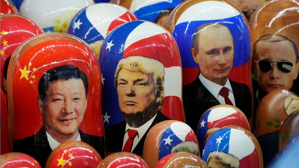 2024年11月21日、ロシア・サンクトペテルブルクの土産物店に、習近平国家主席、トランプ氏、プーチン大統領の顔をあしらった伝統的なマトリョーシカ人形が並ぶ。(AP) 2024年11月21日、ロシア・サンクトペテルブルクの土産物店に、習近平国家主席、トランプ氏、プーチン大統領の顔をあしらった伝統的なマトリョーシカ人形が並ぶ。(AP)