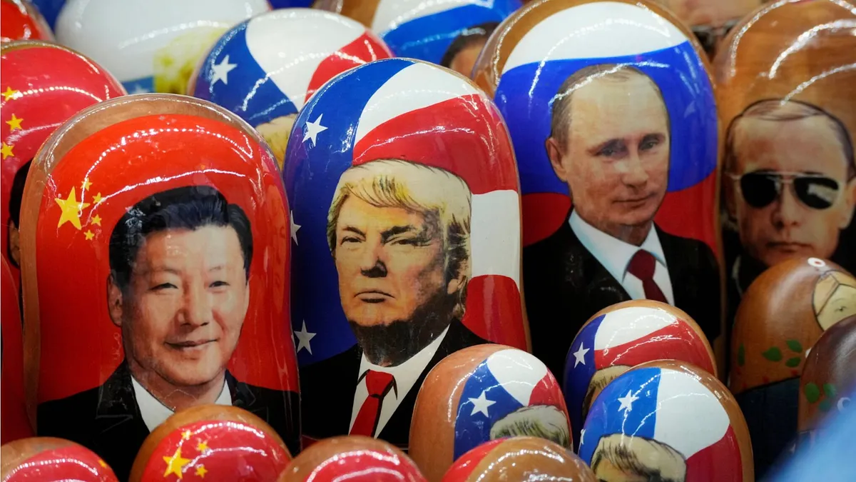 2024年11月21日、ロシア・サンクトペテルブルクの土産物店に、習近平国家主席、トランプ氏、プーチン大統領の顔をあしらった伝統的なマトリョーシカ人形が並ぶ。(写真/AP通信)