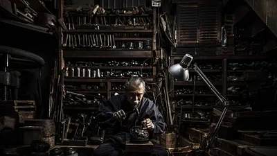 精細的鎚起紋路佈滿錶圈,徹底展現細膩的日式工藝之美。(圖/擷取自CASIO網站)