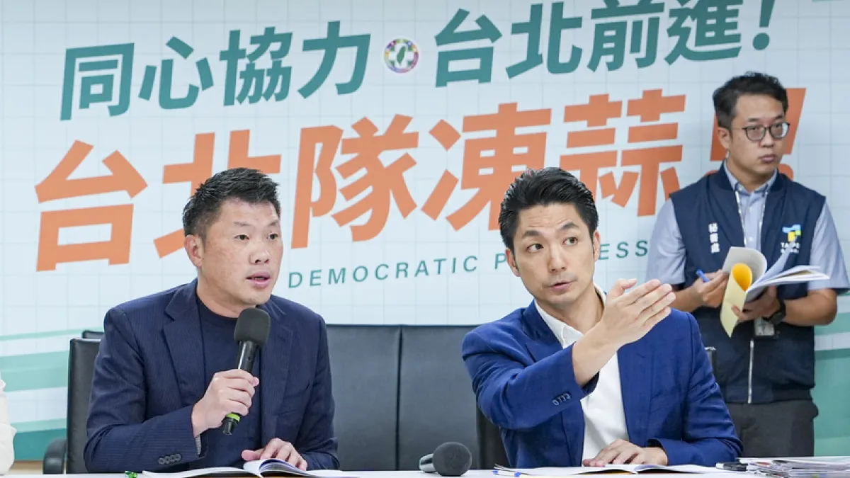 台北市長蔣萬安(前右)29日率市府團隊赴台北市議會民進黨團說明重大議法案,民進黨團總召王閔生(左)主持,兩人一同聆聽市府團隊說明相關內容。(中央社)