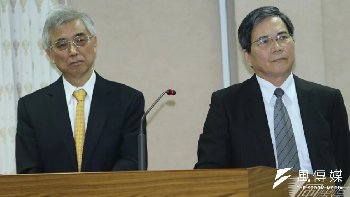民進黨團總召柯建銘質詢法務部,為何會列席教育部決算審查,政務次長吳陳鐶(左)表示,法務部過去確實沒有派人列席過。