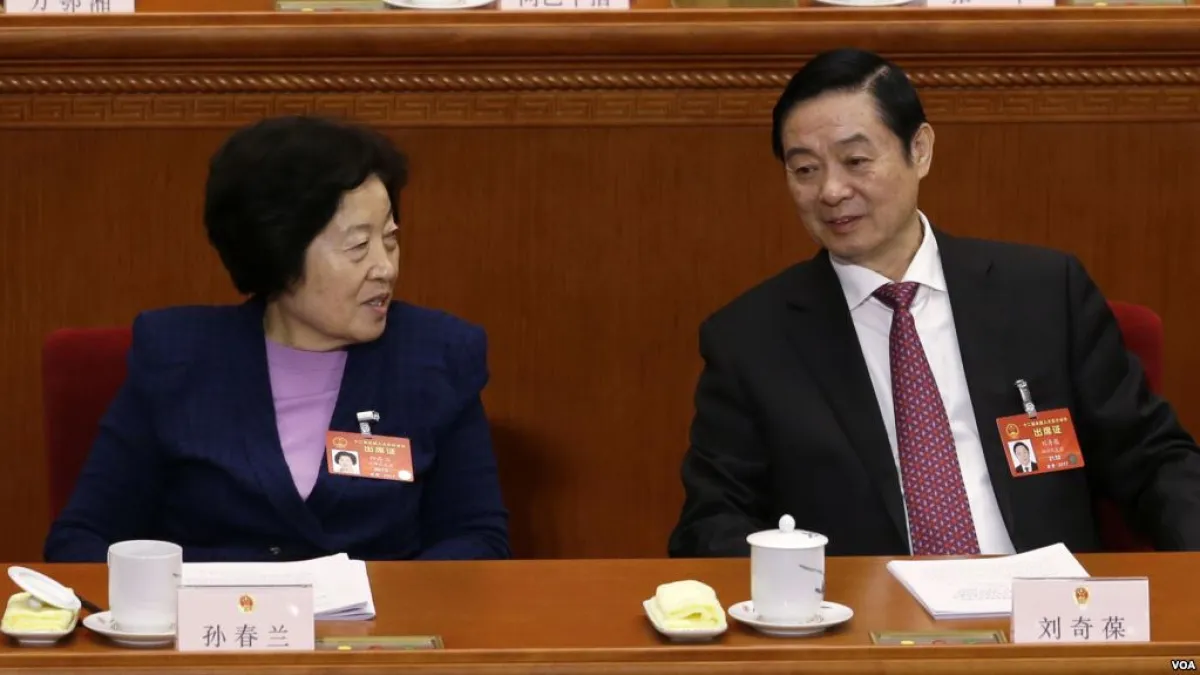 中共中央統戰部長孫春蘭和中宣部長劉奇葆在人大會議上。(美國之音)