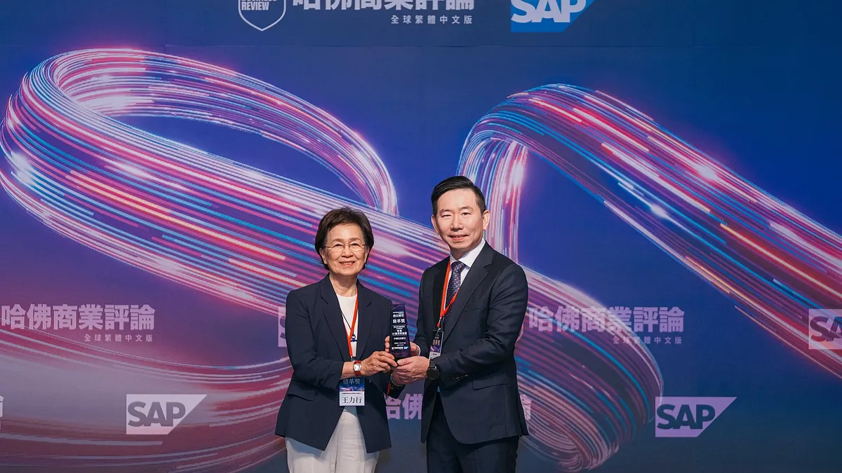 《哈佛商業評論》全球繁體中文版2025第五屆「數位轉型鼎革獎」今(2)日舉行頒獎典禮,中信銀行獲雙獎肯定,由《哈佛商業評論》全球繁體中文版發行人王力行(左)頒獎予中信銀行總經理楊銘祥(右)。(圖/中信銀行提供) 《哈佛商業評論》全球繁體中文版2025第五屆「數位轉型鼎革獎」今(2)日舉行頒獎典禮,中信銀行獲雙獎肯定,由《哈佛商業評論》全球繁體中文版發行人王力行(左)頒獎予中信銀行總經理楊銘祥(右)。(圖/中信銀行提供)