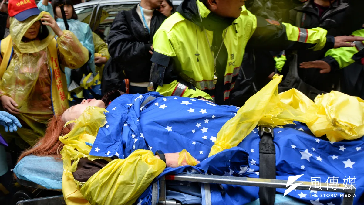五一行動聯盟反對勞基法修惡,立院外持續抗爭,並與員警發生衝突。竹縣產總秘書長范玉梅昏倒送醫。(甘岱民攝)