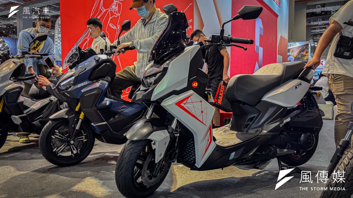 小改款的 STR 250 推出全新車色並加入許多黃牌車型配備,全新的 Brera X 250 配備也同樣不打折
