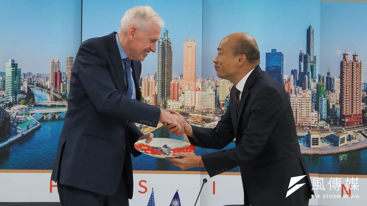 20191018-高雄市長韓國瑜(右)18日上午於高雄市政府,與美國在台協會(AIT)主席莫建(左)進行會晤。(新新聞林瑞慶攝) 20191018-高雄市長韓國瑜(右)18日上午於高雄市政府,與美國在台協會(AIT)主席莫建(左)進行會晤。(新新聞林瑞慶攝)