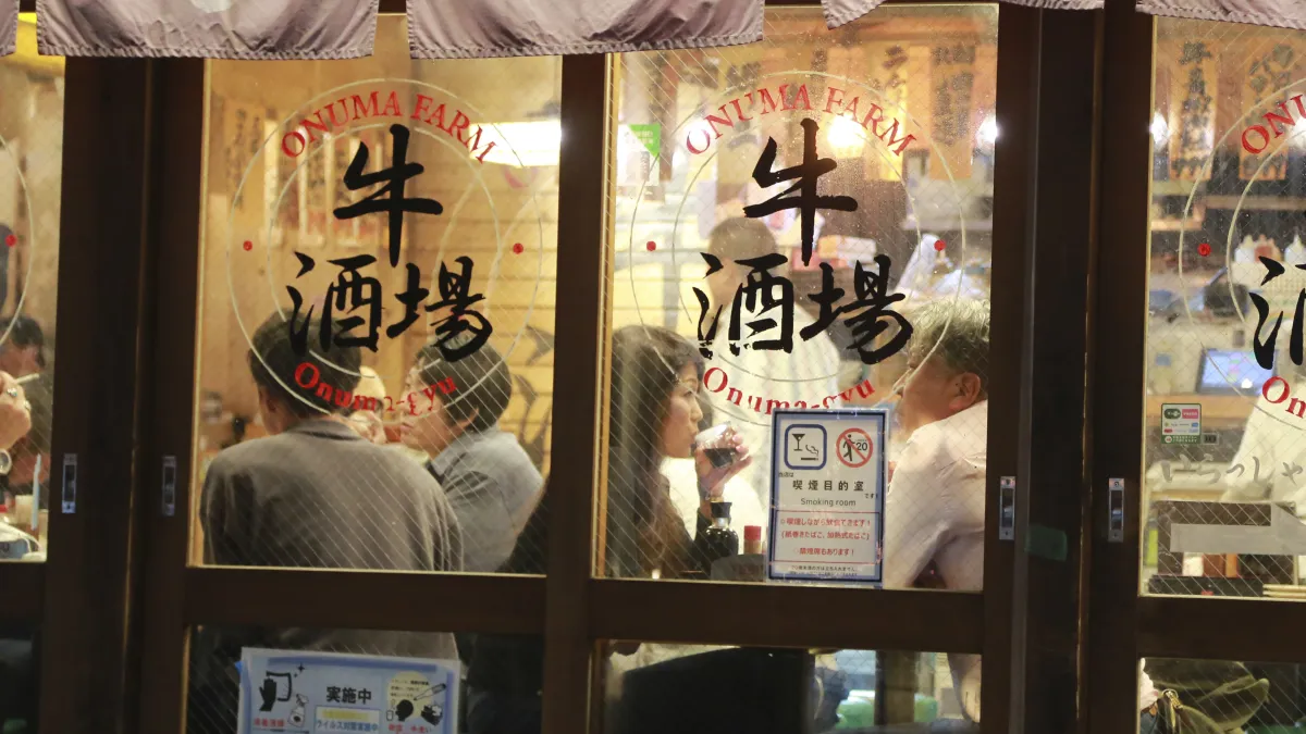 隨著中美貿易戰升溫,北京一些餐廳也是貼出近期食材價格上漲和數量減少的公告。(美聯社)