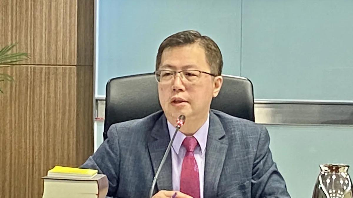 -金管會保險局副局長蔡火炎25日說明台新人壽與新光人壽合併案。(陳怡慈攝)