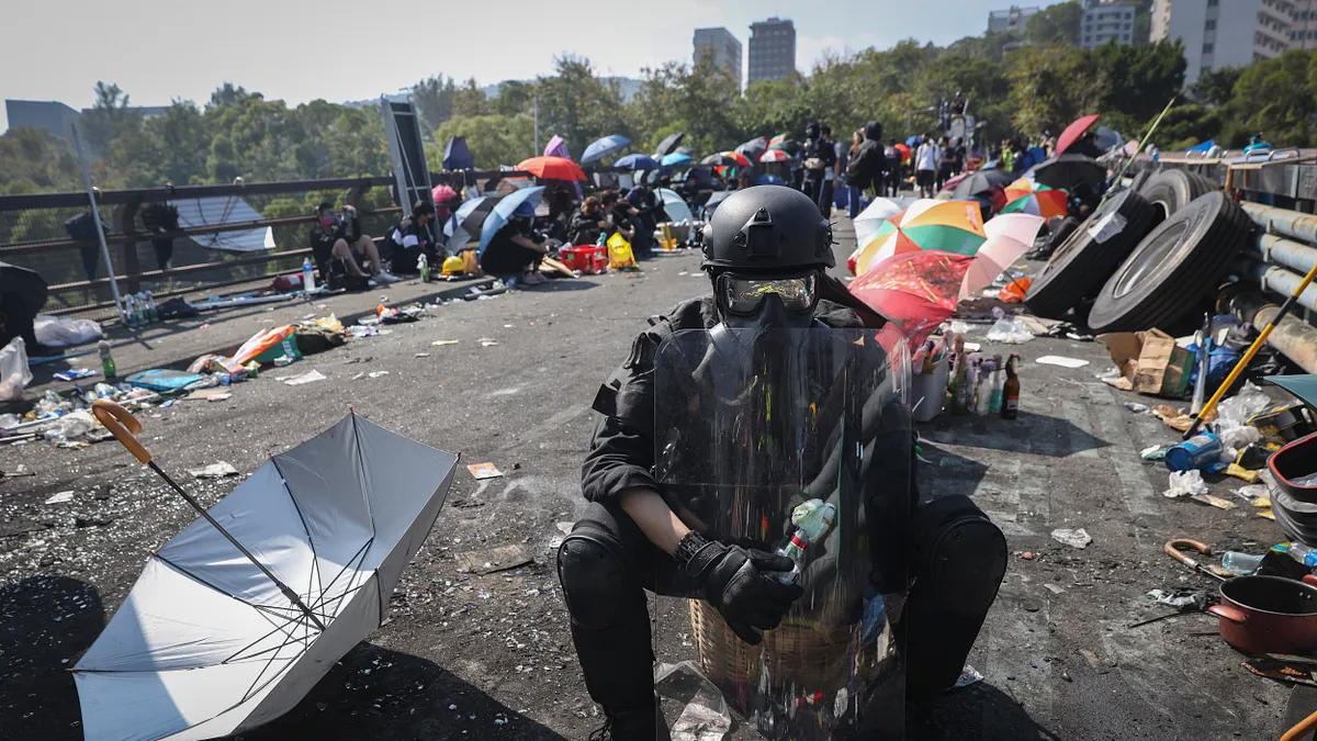 香港中文大學學生11月12日與警方爆發衝突,學生在「二號橋」死守,不讓警方進入校園逮人。(AP)