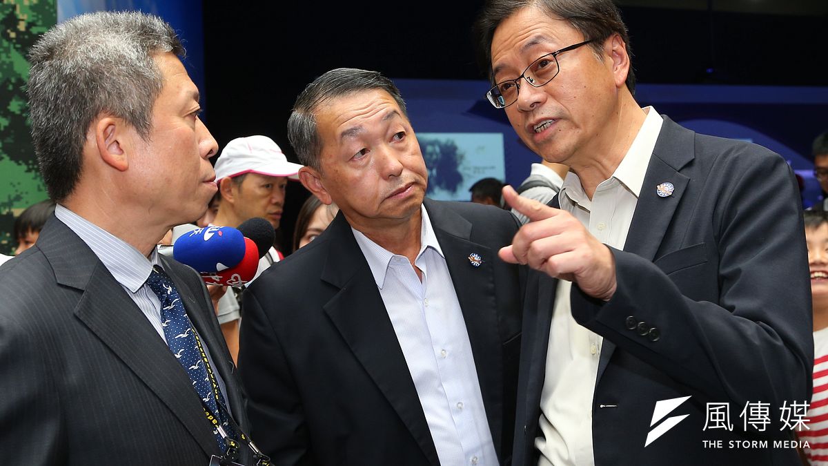 國民黨總統參選人韓國瑜「國政顧問團」總召、前行政院長張善政(右)16日下午前往參觀「國際航太暨國防工業展」,圖中為國防小組顧問田在勱中將。(顏麟宇攝) 國民黨總統參選人韓國瑜「國政顧問團」總召、前行政院長張善政(右)16日下午前往參觀「國際航太暨國防工業展」,圖中為國防小組顧問田在勱中將。(顏麟宇攝)