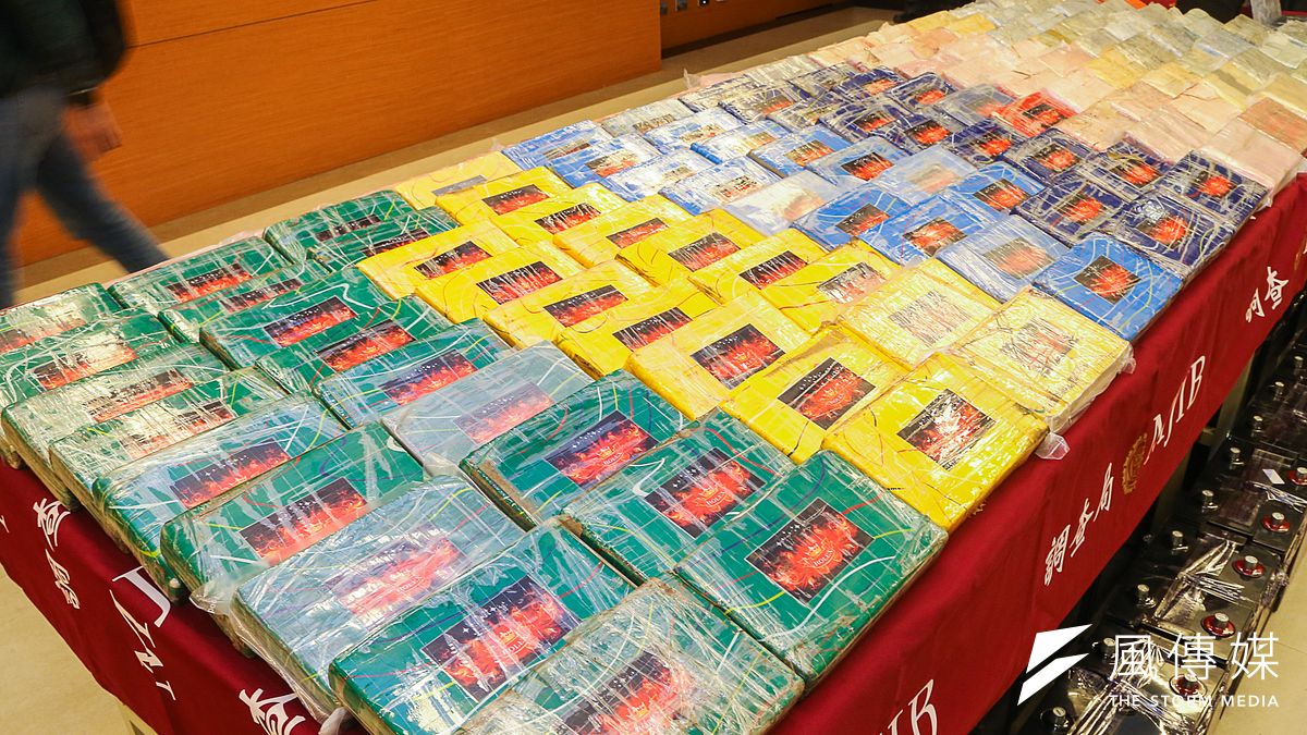 作者指出,因毒品問題入獄人次統計,幾乎都是來自於就業機會不穩定、長期失業、或是毫無技術可言的勞動階級,象徵著有一部分在勞動和經濟條件極差的人口已經重複的以一種犯罪的生涯在度過日常。圖為行政院長林全出席調查局查獲歷年最大宗古柯鹼毒品走私案記者會.價值不菲的毒品.(陳明仁攝) 作者指出,因毒品問題入獄人次統計,幾乎都是來自於就業機會不穩定、長期失業、或是毫無技術可言的勞動階級,象徵著有一部分在勞動和經濟條件極差的人口已經重複的以一種犯罪的生涯在度過日常。圖為行政院長林全出席調查局查獲歷年最大宗古柯鹼毒品走私案記者會.價值不菲的毒品.(陳明仁攝)