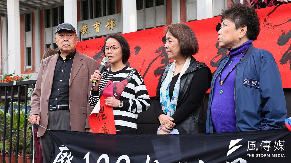 北一女國文老師區桂芝(左二)、中華語文教育促進協會秘書長段心儀(右二)舉行「書寫揚聲修改108課綱運動」。(顏麟宇攝)響應 北一女國文老師區桂芝(左二)、中華語文教育促進協會秘書長段心儀(右二)舉行「書寫揚聲修改108課綱運動」。(顏麟宇攝)響應