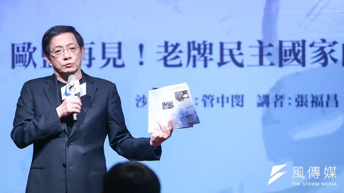 台北市長柯文哲被扣「有紅光」,陳芳明為之伸冤;台大校長當選人管中閔被指登陸有違國安,只能無奈引馬克吐溫小說唉嘆一切莫須有。(陳明仁攝)