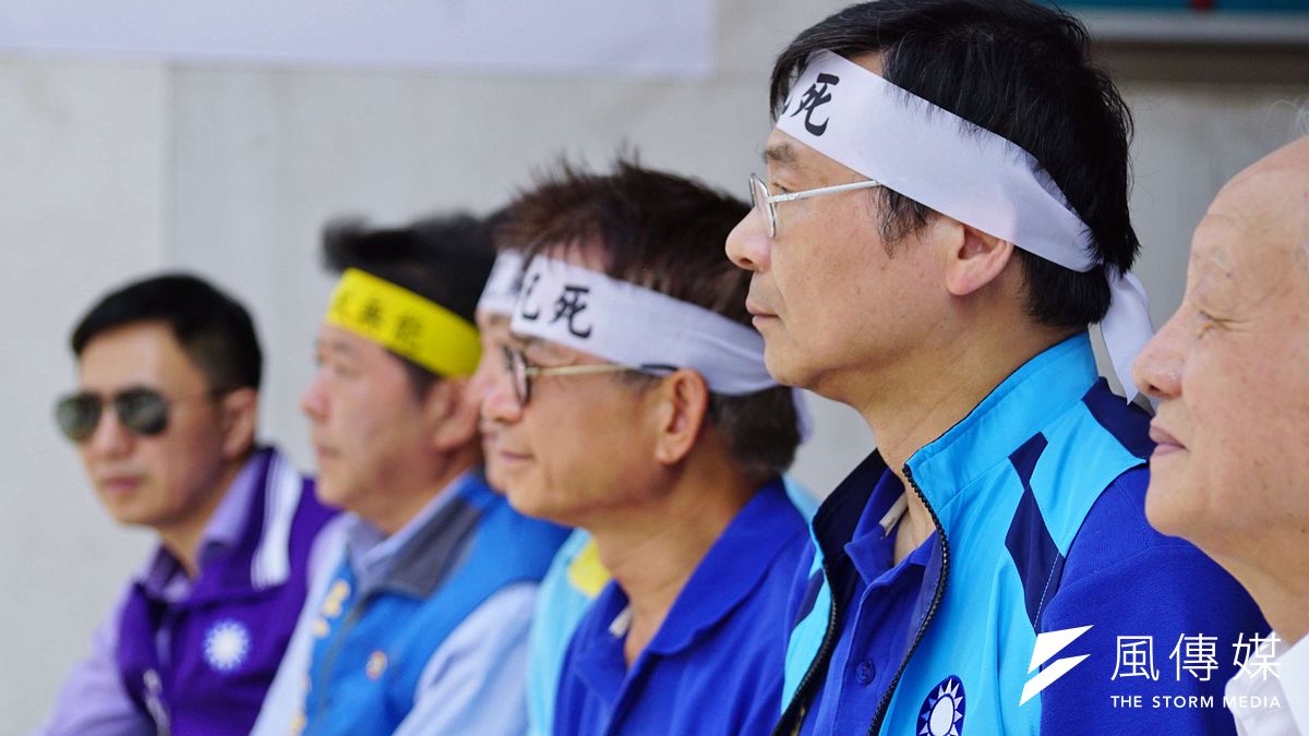 國民黨立委賴士葆、費鴻泰、曾銘宗於群賢樓前斷食抗議。(盧逸峰攝) 國民黨立委賴士葆、費鴻泰、曾銘宗於群賢樓前斷食抗議。(盧逸峰攝)