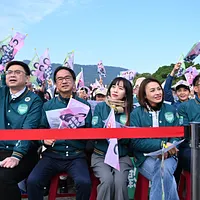 民進党高雄市長初選の戦いが白熱化する中、邱議瑩(右二)、許智傑(右一)、賴瑞隆(左一)が三分天下の様相を呈している。(資料照,陳昱凱撮影) 民進党高雄市長初選の戦いが白熱化する中、邱議瑩(右二)、許智傑(右一)、賴瑞隆(左一)が三分天下の様相を呈している。(資料照,陳昱凱撮影)