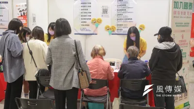 作者反思,為什麼不思量把相關子法修正,將公務員退休後閒置不用的勞動力重新納入整體勞動參與率的考量。(資料照,顏麟宇攝)