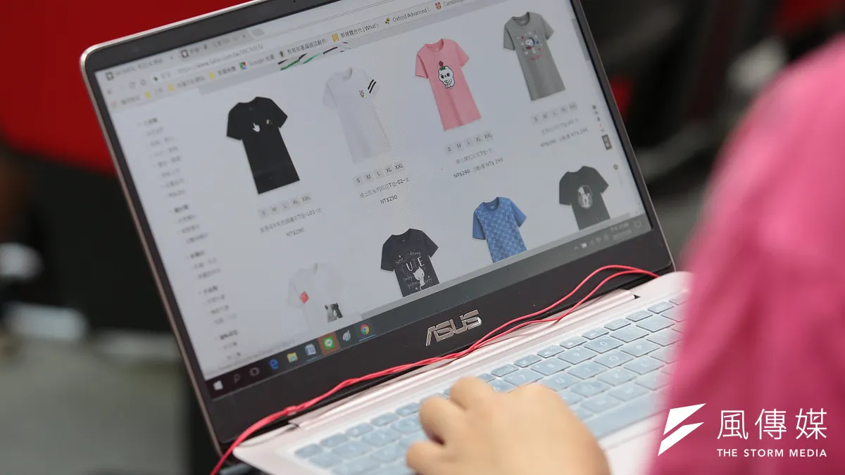 據資策會產業情報研究所(MIC)調查顯示,去年曾進行跨境網購的網友,年均消費金額約新台幣1萬6378元。(資料照,顏麟宇攝)