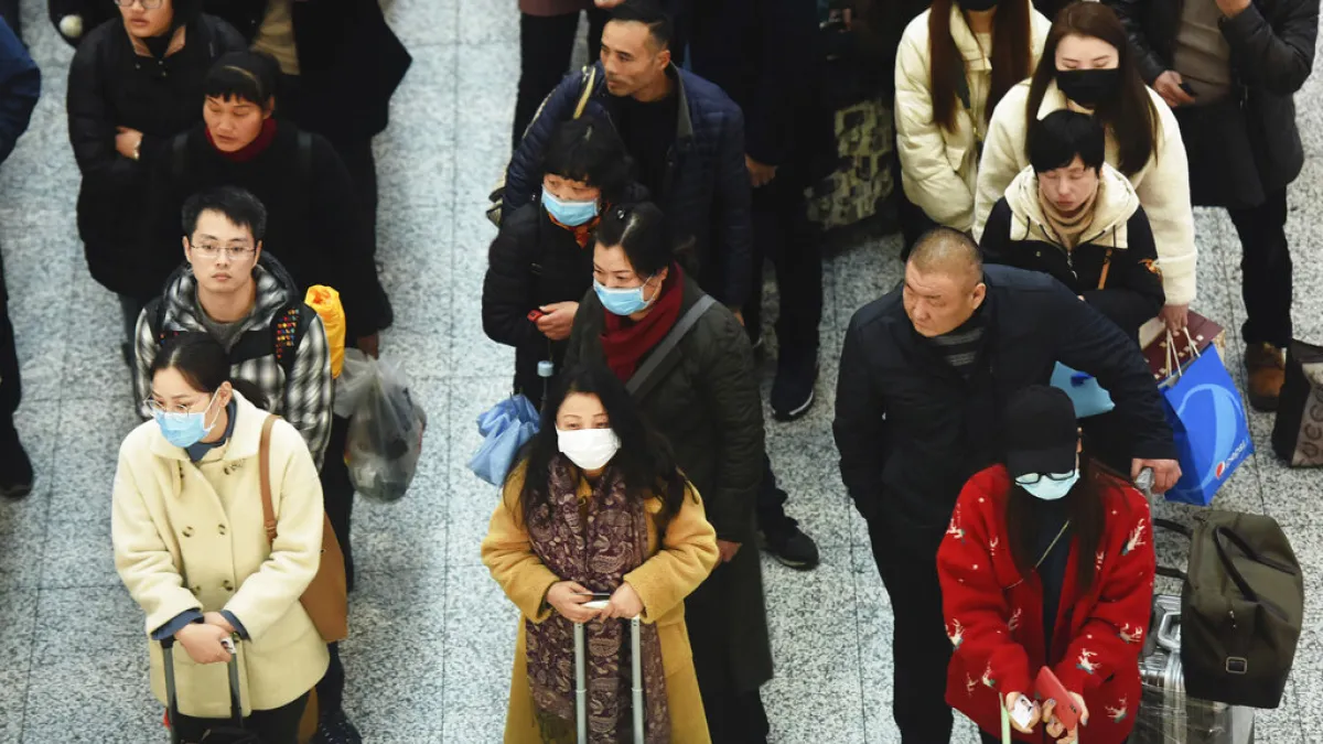 武漢肺炎疫情急遽蔓延,不過杭州火車站也只有部分旅客戴上口罩。(美聯社)
