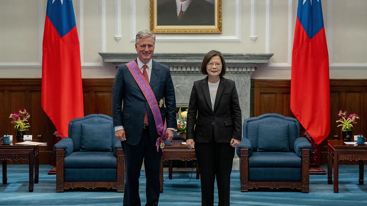 總統蔡英文(右)21日下午在總統府頒授「特種大綬景星勳章」給前美國白宮國家安全顧問歐布萊恩(Robert O'Brien)(左),表彰他對台美兩國關係與安全的貢獻。(取自總統府網頁) 總統蔡英文(右)21日下午在總統府頒授「特種大綬景星勳章」給前美國白宮國家安全顧問歐布萊恩(Robert O'Brien)(左),表彰他對台美兩國關係與安全的貢獻。(取自總統府網頁)