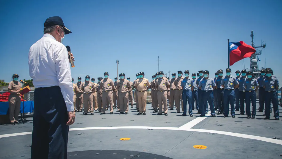 中華民國軍人之友社理事長李棟樑4日率團前往海軍「康定艦」實施慰問。(取自青年日報)