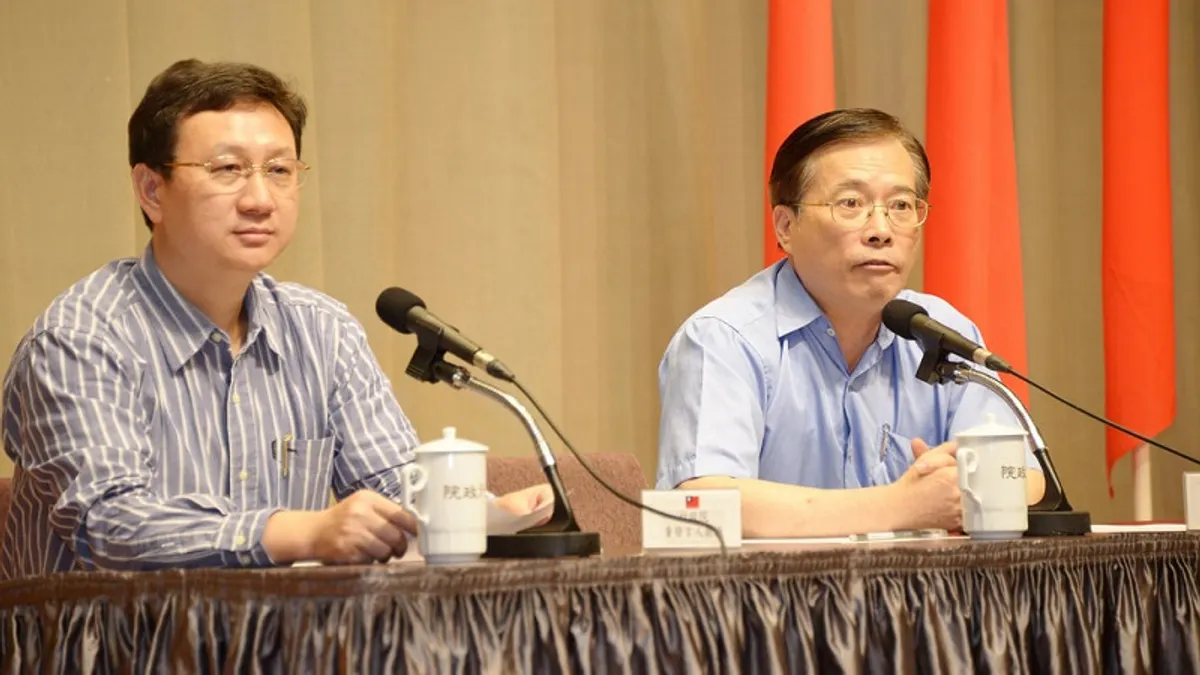 行政院發言人童振源(左)和勞動部長郭芳昱(右),7月30日間一場臨時記者會,讓「七休一」政策愈轉愈混亂。(行政院官網)