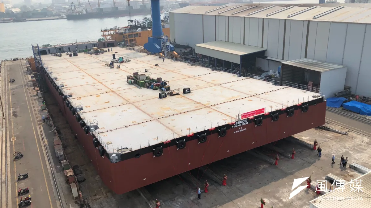 港勤新造140M非自航式平台駁船已近完工,進入最後測試階段。(圖/徐炳文翻攝)