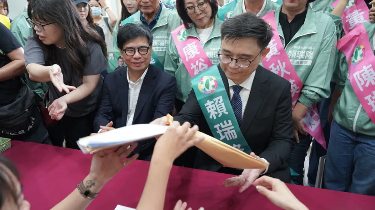 民進黨高雄市長參選人賴瑞隆(前右1)2日在現任高雄市長陳其邁(前右2)陪同下,至高雄市選委會正式登記參選。(資料照,中央社)