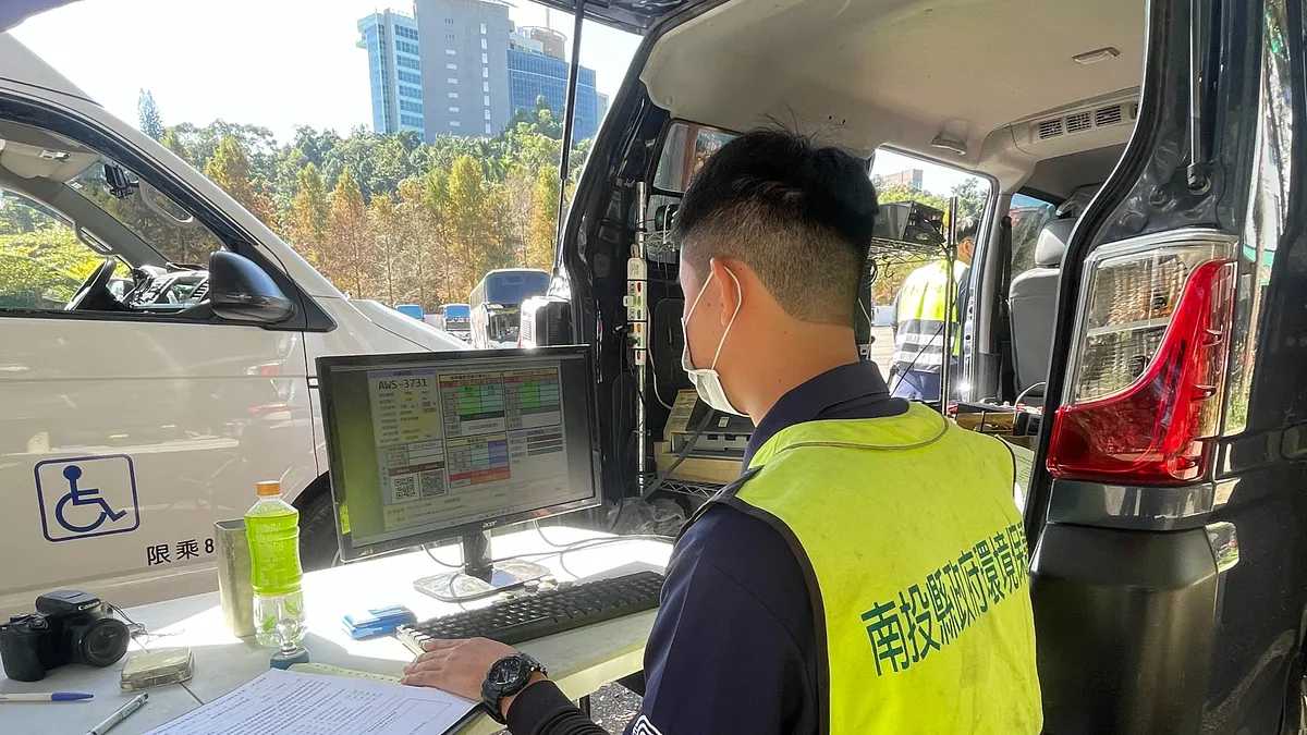 南投縣環保局在日月潭進行空氣品質及水質監測。(圖/南投縣政府) 南投縣環保局在日月潭進行空氣品質及水質監測。(圖/南投縣政府)