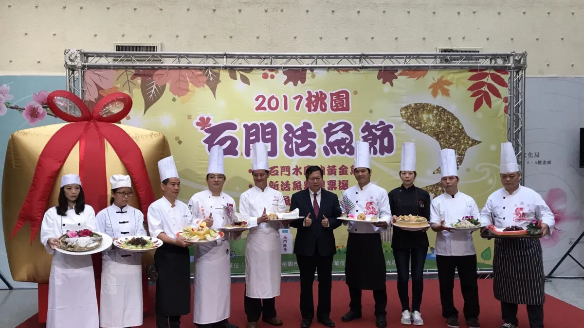 桃園市長鄭文燦參加石門活魚節活動,邀請遊客到石門旅遊吃活魚。(桃園市政府提供)