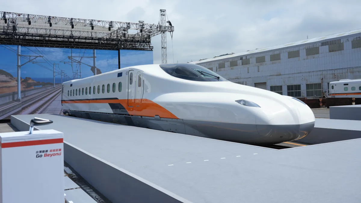 台灣高鐵新世代列車N700ST於7月30日,在日本山口縣日立笠戶工廠正式出廠。(台灣高鐵提供)
