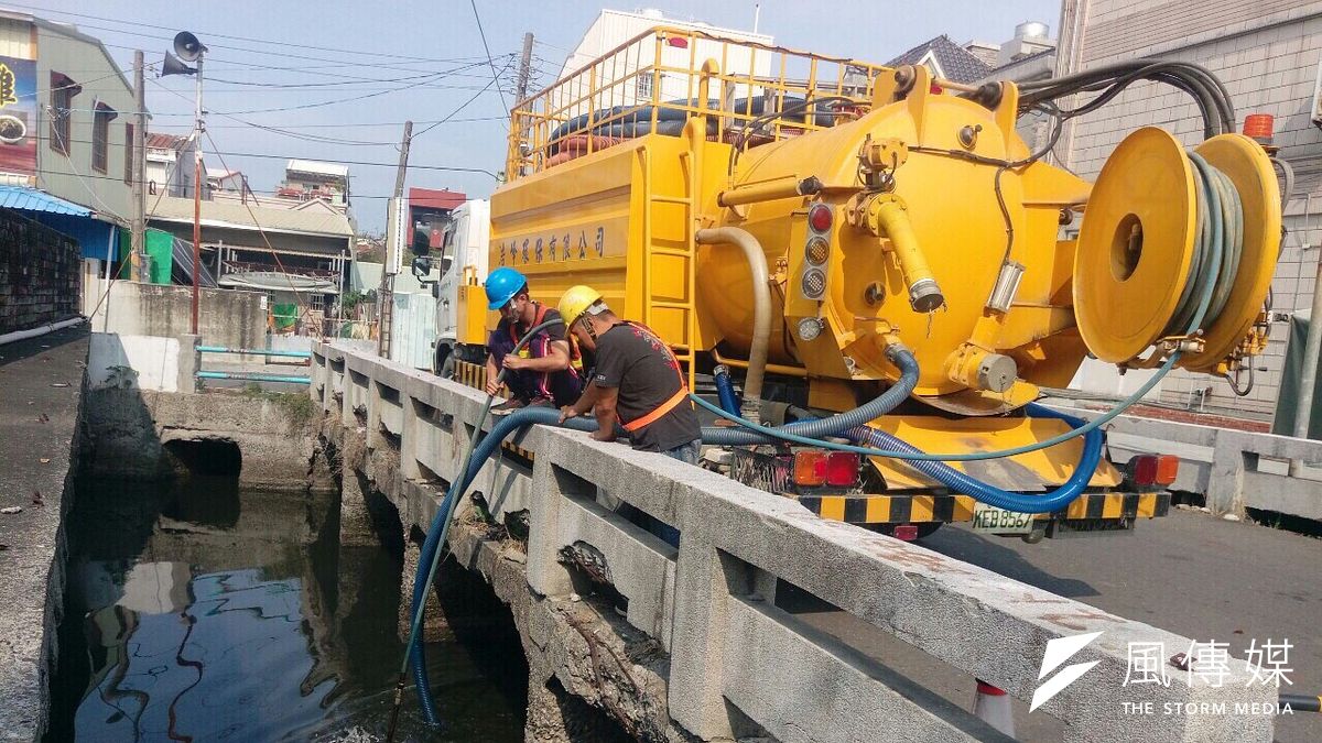 高雄茄萣大排工程可改善當地臭味,預計今年6月完工,圖為水利局出動吸泥車進行清疏。(圖/徐炳文攝) 高雄茄萣大排工程可改善當地臭味,預計今年6月完工,圖為水利局出動吸泥車進行清疏。(圖/徐炳文攝)
