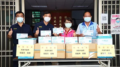 順盟及雄信運輸公司加入防疫送愛行列,聯手採購防疫手套500盒計2萬5000雙,高雄市議長曾麗燕特別親自前往警察局小港及前鎮分局贈送防疫手套。(圖/徐炳文攝)