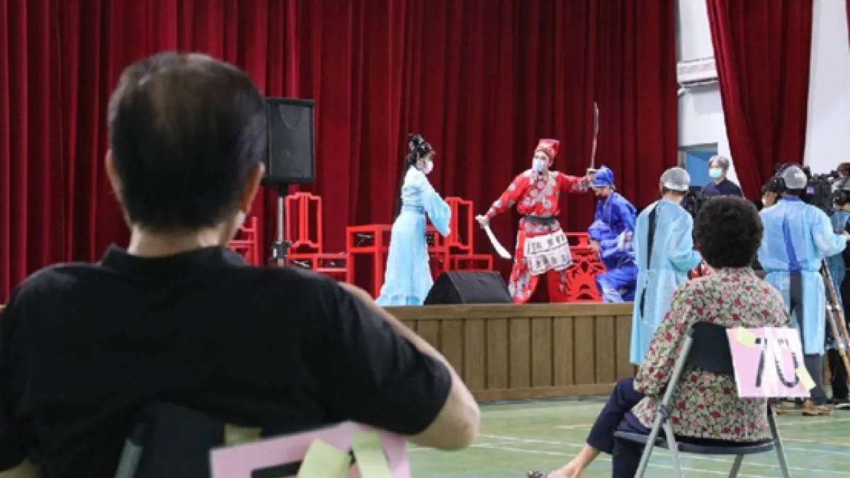 於疫苗接種站現場演出全新創作的歌仔戲中戲「藝起來看笑詼歌仔戲」短劇,用長輩喜愛的歌仔戲推廣接種疫苗保健康。(圖/高雄市文化局提供)