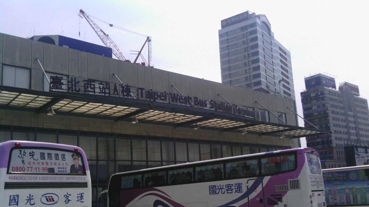 搬遷是否造成旅客流失的情況,對此,王應傑回應,因為有施行旅客接駁,國際觀光客並未減少,且預定地點會設在市民大道旁靠近北車M1、M2出口,會先以短程旅途為主。 (資料照,李季霖@Flickr.jpg) 搬遷是否造成旅客流失的情況,對此,王應傑回應,因為有施行旅客接駁,國際觀光客並未減少,且預定地點會設在市民大道旁靠近北車M1、M2出口,會先以短程旅途為主。 (資料照,李季霖@Flickr.jpg)