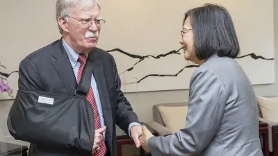 美國白宮前國安顧問波頓在訪問台灣期間與總統蔡英文合影。(美聯社)