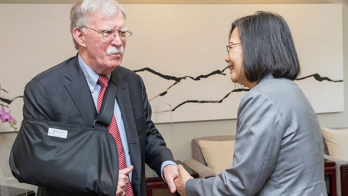 米国ホワイトハウス前国家安全保障顧問ボルトン氏が台湾訪問中、蔡英文氏と記念撮影。(AP通信) 米国ホワイトハウス前国家安全保障顧問ボルトン氏が台湾訪問中、蔡英文氏と記念撮影。(AP通信)