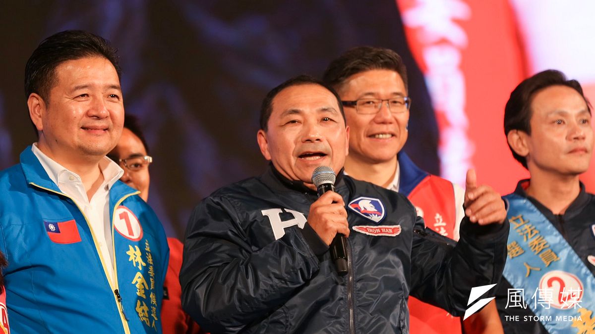 本土疫情延燒,嚴重衝擊蔡政府聲望,但在野的國民黨並未撈得任何政治好處,這也讓黨內出現對黨主席江啟臣的不滿聲浪;而新北市長侯友宜(中)、台中市長盧秀燕等則成為藍營熱門接班人選。(資料照,簡必丞攝) 本土疫情延燒,嚴重衝擊蔡政府聲望,但在野的國民黨並未撈得任何政治好處,這也讓黨內出現對黨主席江啟臣的不滿聲浪;而新北市長侯友宜(中)、台中市長盧秀燕等則成為藍營熱門接班人選。(資料照,簡必丞攝)