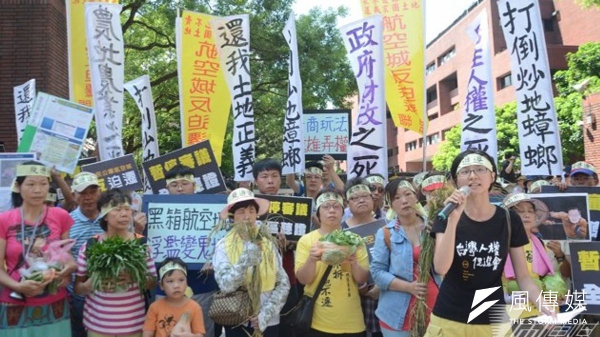 反對政府為了興建桃園航空城第三跑道強行徵收民地,多個公民團體今到桃園地景藝術節的「月兔」前抗議。圖為反迫遷民眾7月時的抗議現場。(資料照片,宋小海攝) 反對政府為了興建桃園航空城第三跑道強行徵收民地,多個公民團體今到桃園地景藝術節的「月兔」前抗議。圖為反迫遷民眾7月時的抗議現場。(資料照片,宋小海攝)