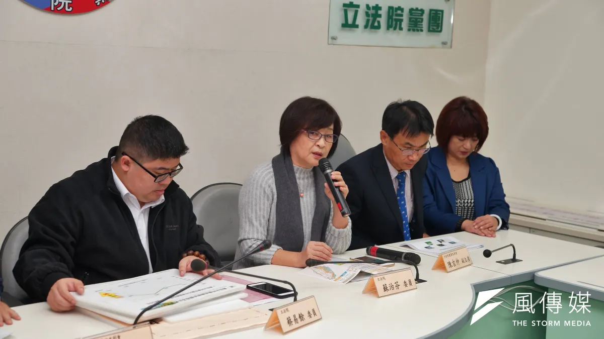 民進黨立委蘇治芬、蔡易餘14日召開記者會,蘇治芬表示,水利會改制就是為讓員工秉持專業推動業務,擺脫會長選舉造成地方派系等政治因素以干擾會務。(盧逸峰攝)