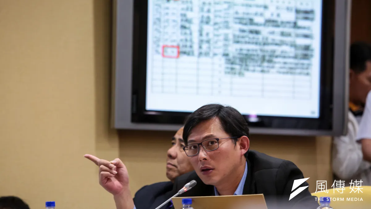 交通部今(26)日召開第3次與普悠瑪事故罹難者家屬的賠償協調會,時代力量主席黃國昌批評台鐵官官相護。(顏麟宇攝)
