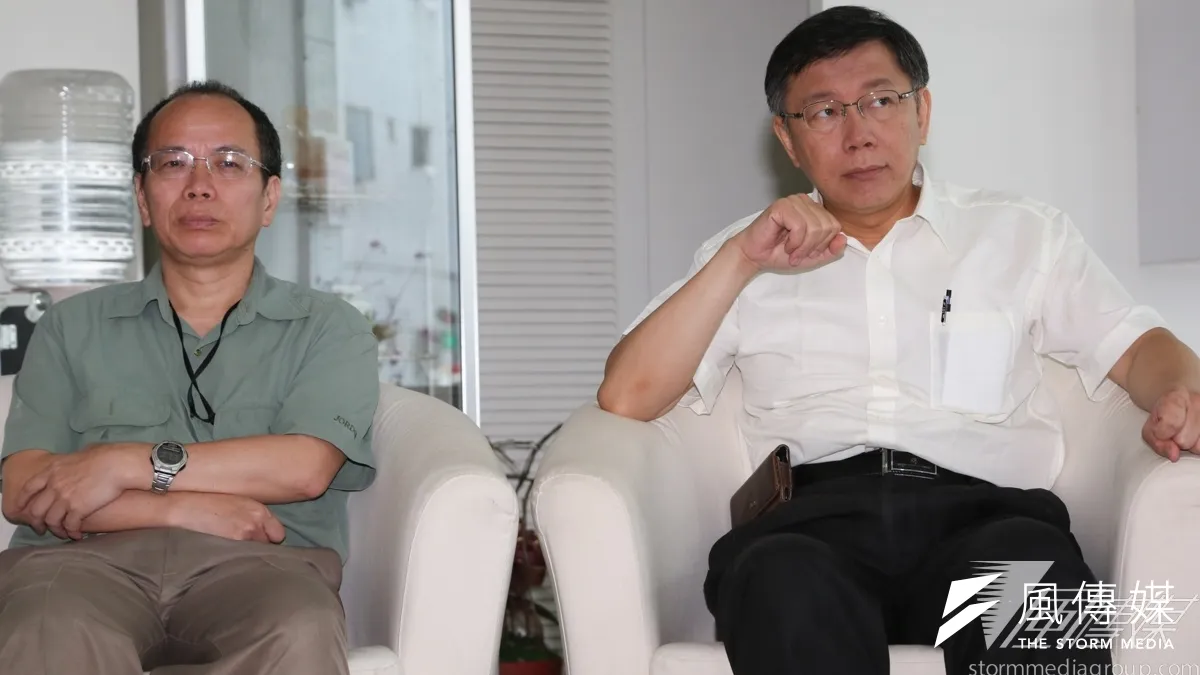 張景森(左)對台北市長柯文哲(右)捲人京華城圖利案,有利於柯文哲的證詞。(資料照片,余志偉攝)