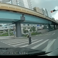 行人站在斑馬線上不動。(圖/翻攝自記者爆料網) 行人站在斑馬線上不動。(圖/翻攝自記者爆料網)