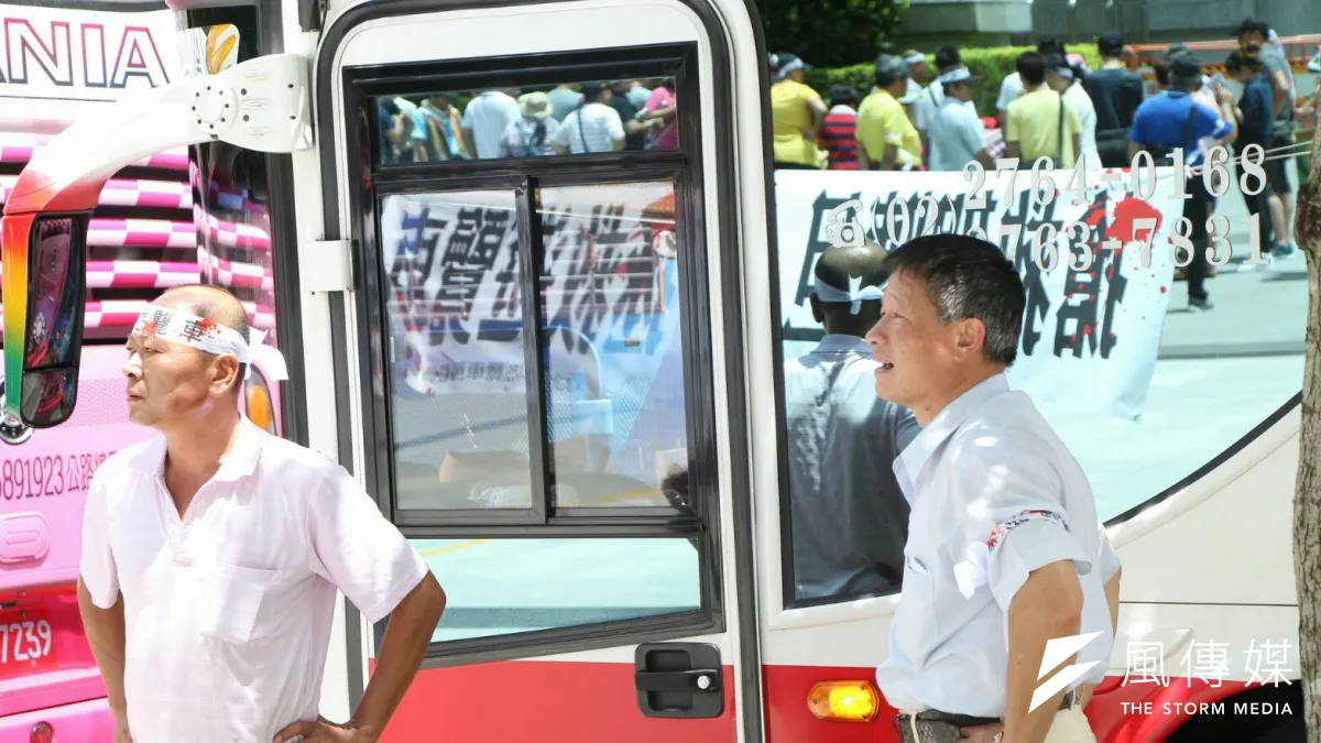 遊覽車駕駛表示,遊覽車駕駛員職業工會多次跟公路總局反映,應該對遊覽車總量管制,以免削價競爭導致駕駛勞動條件持續惡化,但公路總局「自由市場機制」回應。(資料照,李振均攝)