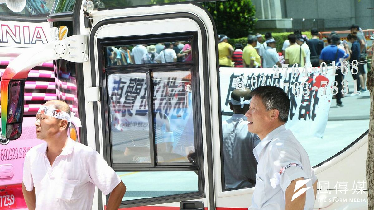遊覽車駕駛表示,遊覽車駕駛員職業工會多次跟公路總局反映,應該對遊覽車總量管制,以免削價競爭導致駕駛勞動條件持續惡化,但公路總局「自由市場機制」回應。(資料照,李振均攝) 遊覽車駕駛表示,遊覽車駕駛員職業工會多次跟公路總局反映,應該對遊覽車總量管制,以免削價競爭導致駕駛勞動條件持續惡化,但公路總局「自由市場機制」回應。(資料照,李振均攝)