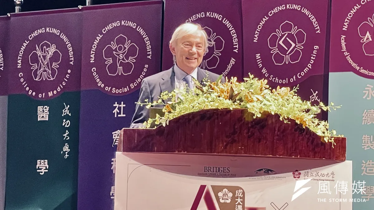 Nobel Prize-winning economist Pissarides delivers a lecture at National Cheng Kung University on December 9. (Photo by Hsieh Chin-fang)