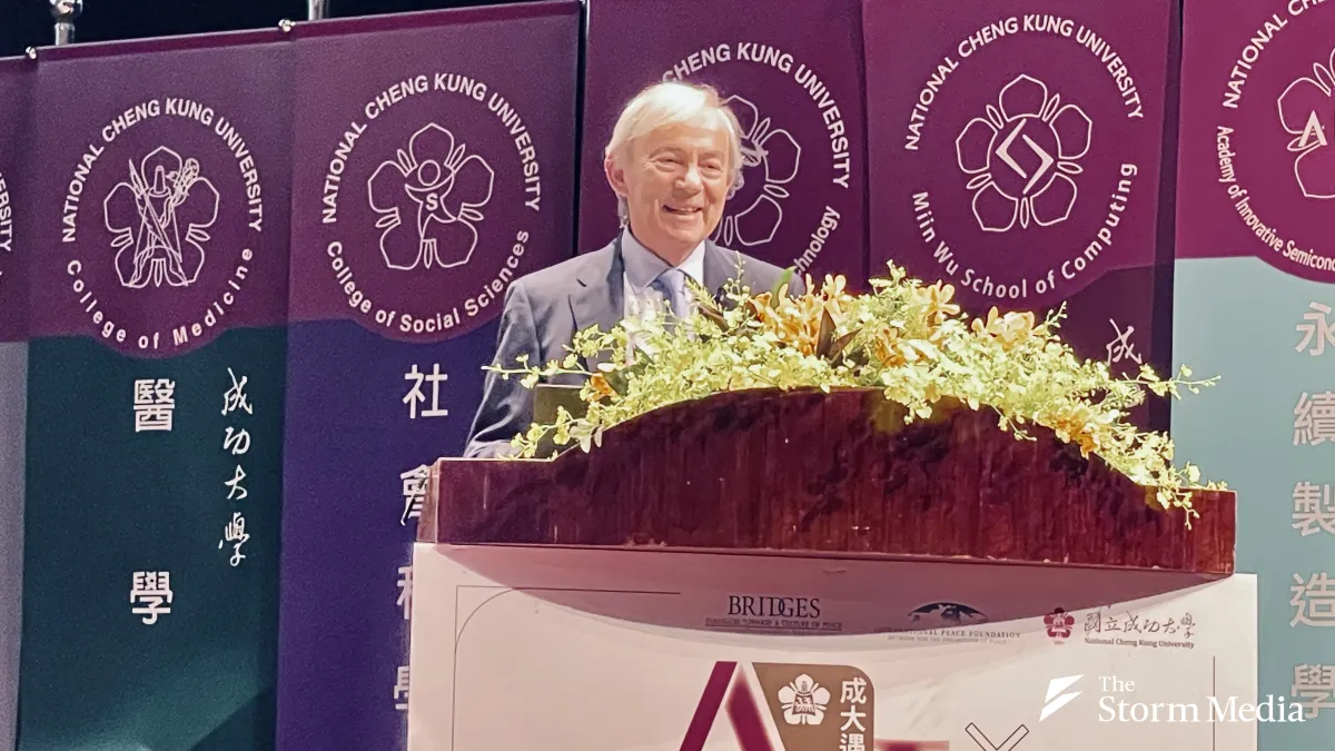Nobel Prize-winning economist Pissarides delivers a lecture at National Cheng Kung University on December 9. (Photo by Hsieh Chin-fang)