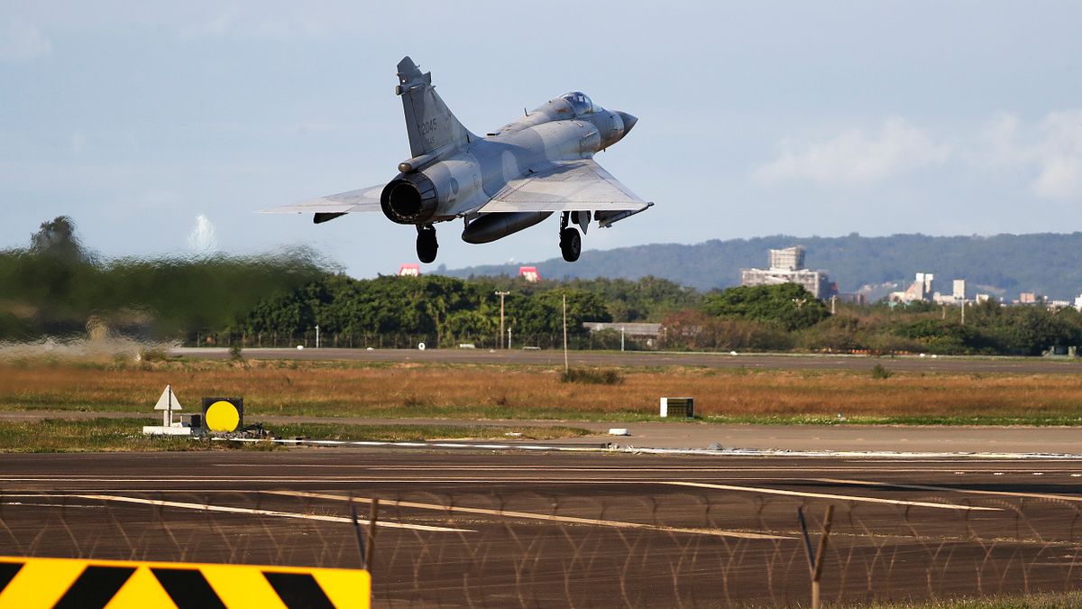 解放軍對台發起大規模「開不了口的軍演」?軍事專家坦言「怪怪的」。圖為12月10日,戰鬥機降落在新竹空軍基地。(美聯社) 解放軍對台發起大規模「開不了口的軍演」?軍事專家坦言「怪怪的」。圖為12月10日,戰鬥機降落在新竹空軍基地。(美聯社)