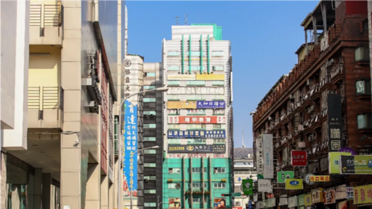 台中市東區大智路「大智慧學苑」大樓現況。(圖/台中市政府提供) 台中市東區大智路「大智慧學苑」大樓現況。(圖/台中市政府提供)