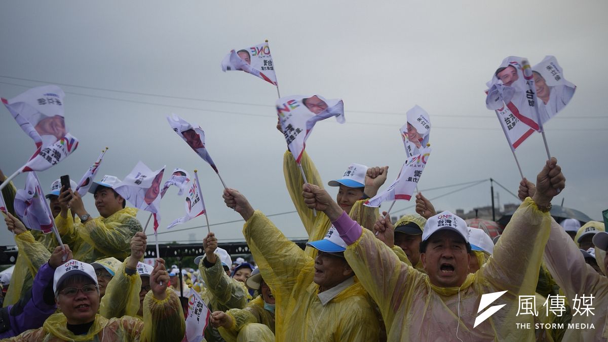 國民黨總統候選人朱立倫3日出席高雄廟會嘉年華活動(羅暐智攝) 國民黨總統候選人朱立倫3日出席高雄廟會嘉年華活動(羅暐智攝)